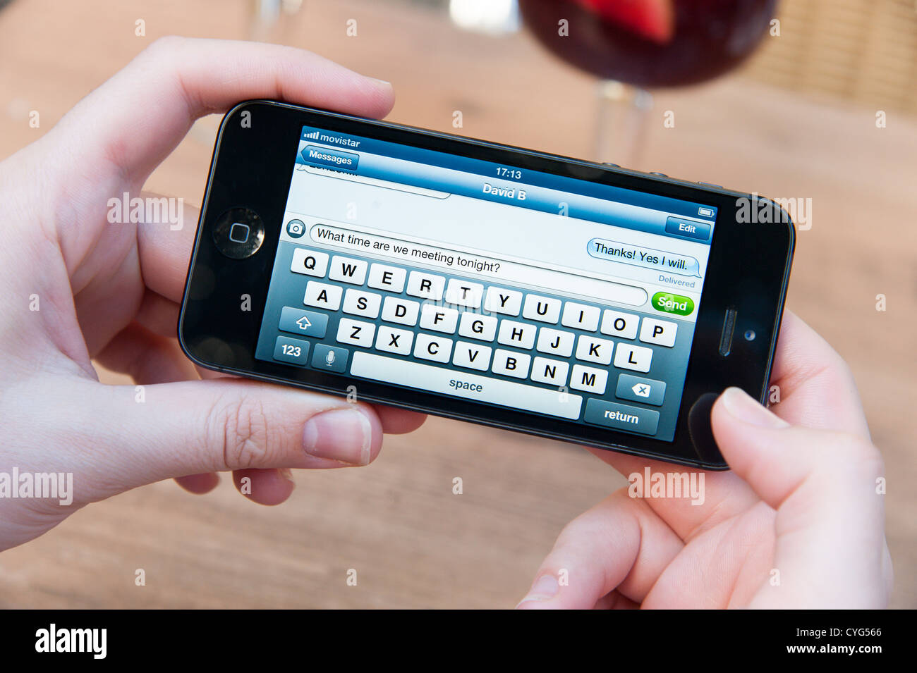 L'envoi de message texte SMS sur Apple iPhone 5 Banque D'Images