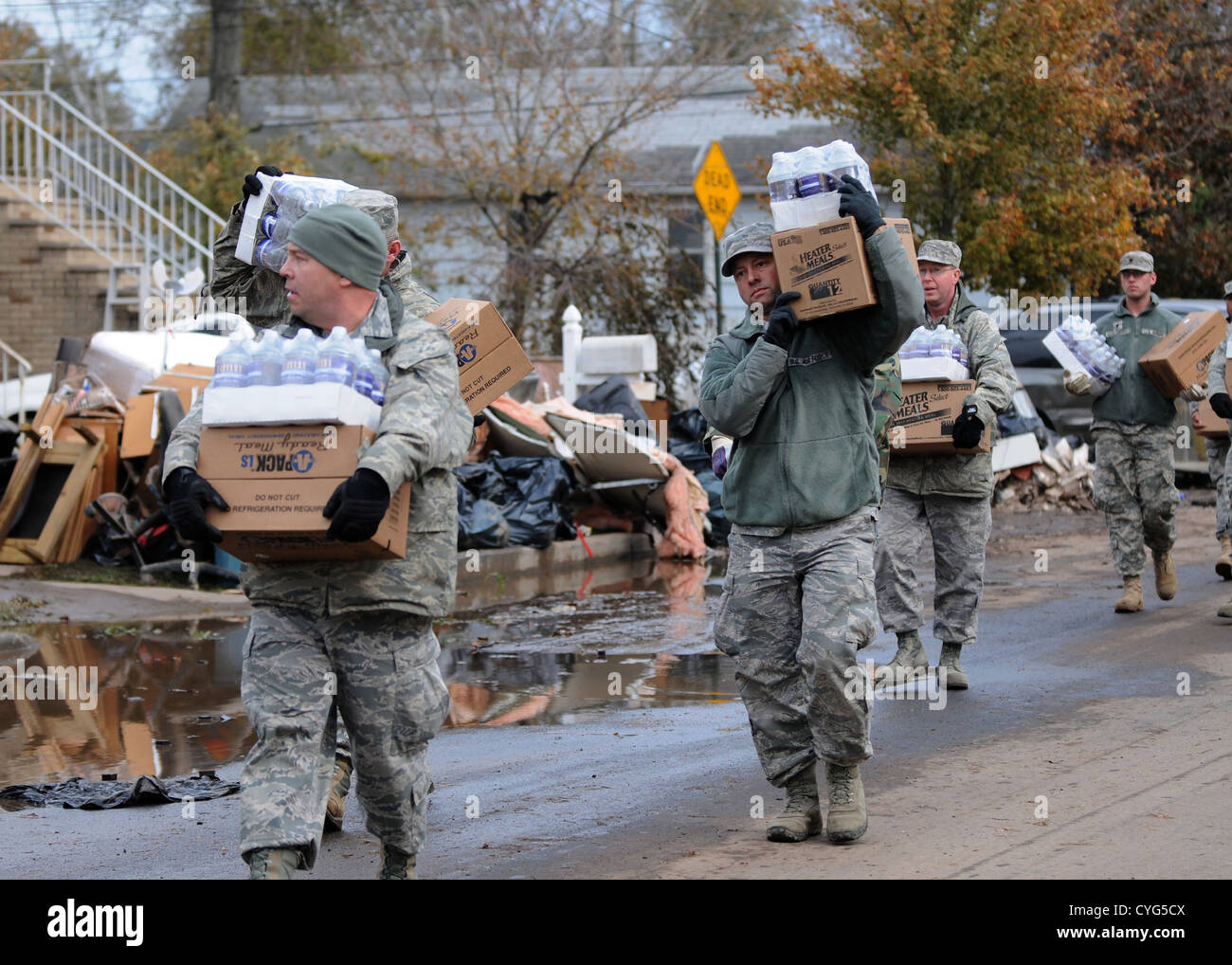 La Garde nationale aérienne de New York offrent un approvisionnement alimentaire d'urgence aux victimes de l'Ouragan Sandy, le 2 novembre 2012 à Staten Island, New York. Banque D'Images