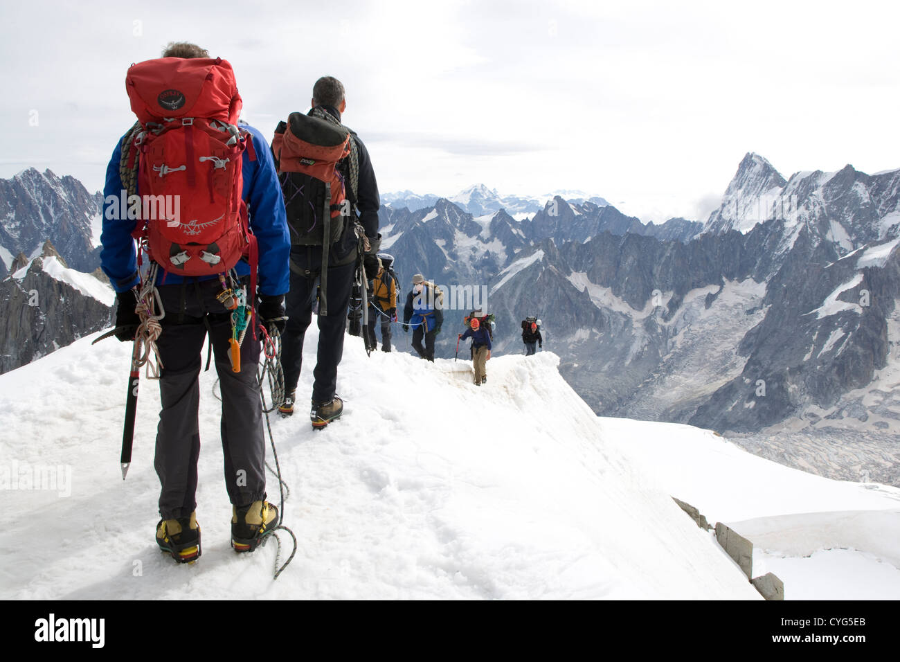 Courmayeur Mont Blanc / Aiguille du Midi / alpinistes au départ de ce sommet. Banque D'Images