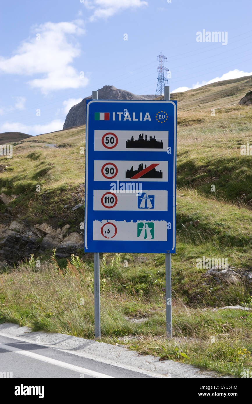 Sommet du Passo del Piccolo San Bernardo / frontière de France & Italie Banque D'Images