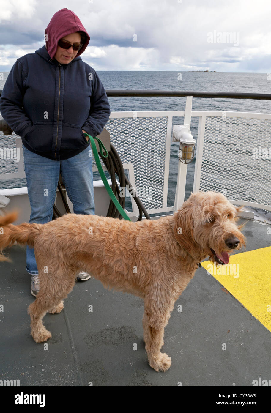 Une femme et son chien se tenir sur le pont tout en montant le car-ferry pour l'île de Washington, du Wisconsin. Banque D'Images