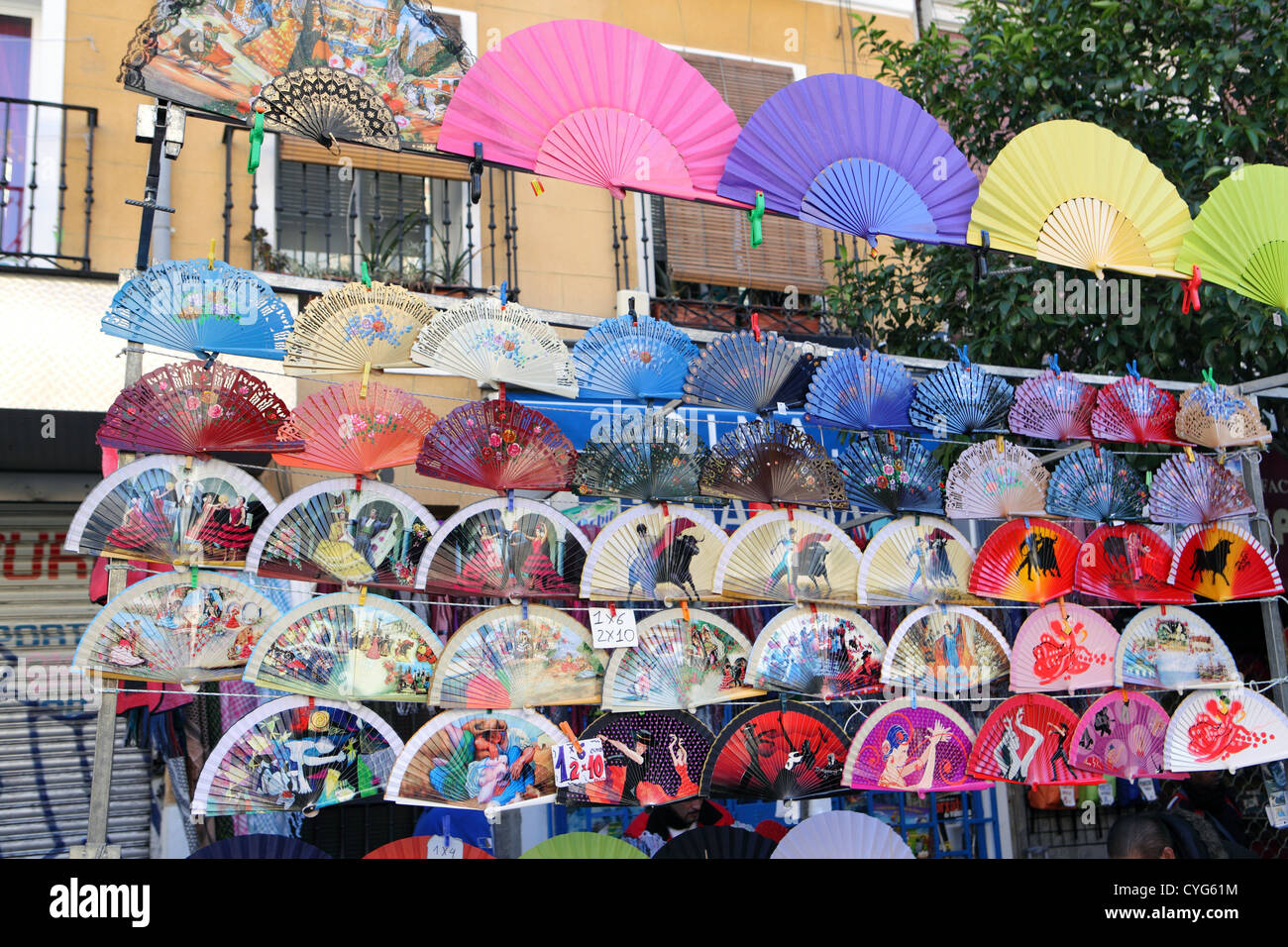 Sélection de fans espagnol Souvenirs à vendre, marché de décrochage de la chaussée, El Rastro, Madrid, Espagne. Banque D'Images