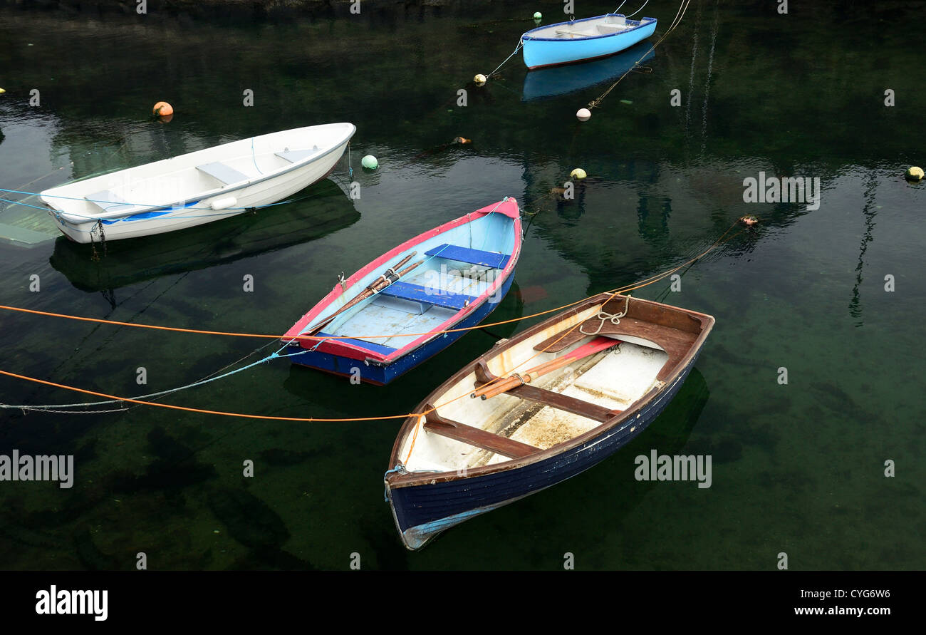 Les petits bateaux ancrés dans le port de Portrush - Irlande du Nord. Banque D'Images