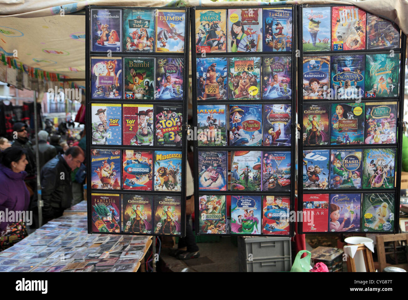 Navigation à partir d'un large choix de films DVD pour la vente de la rue  du marché, El Rastro, Madrid, Espagne Photo Stock - Alamy
