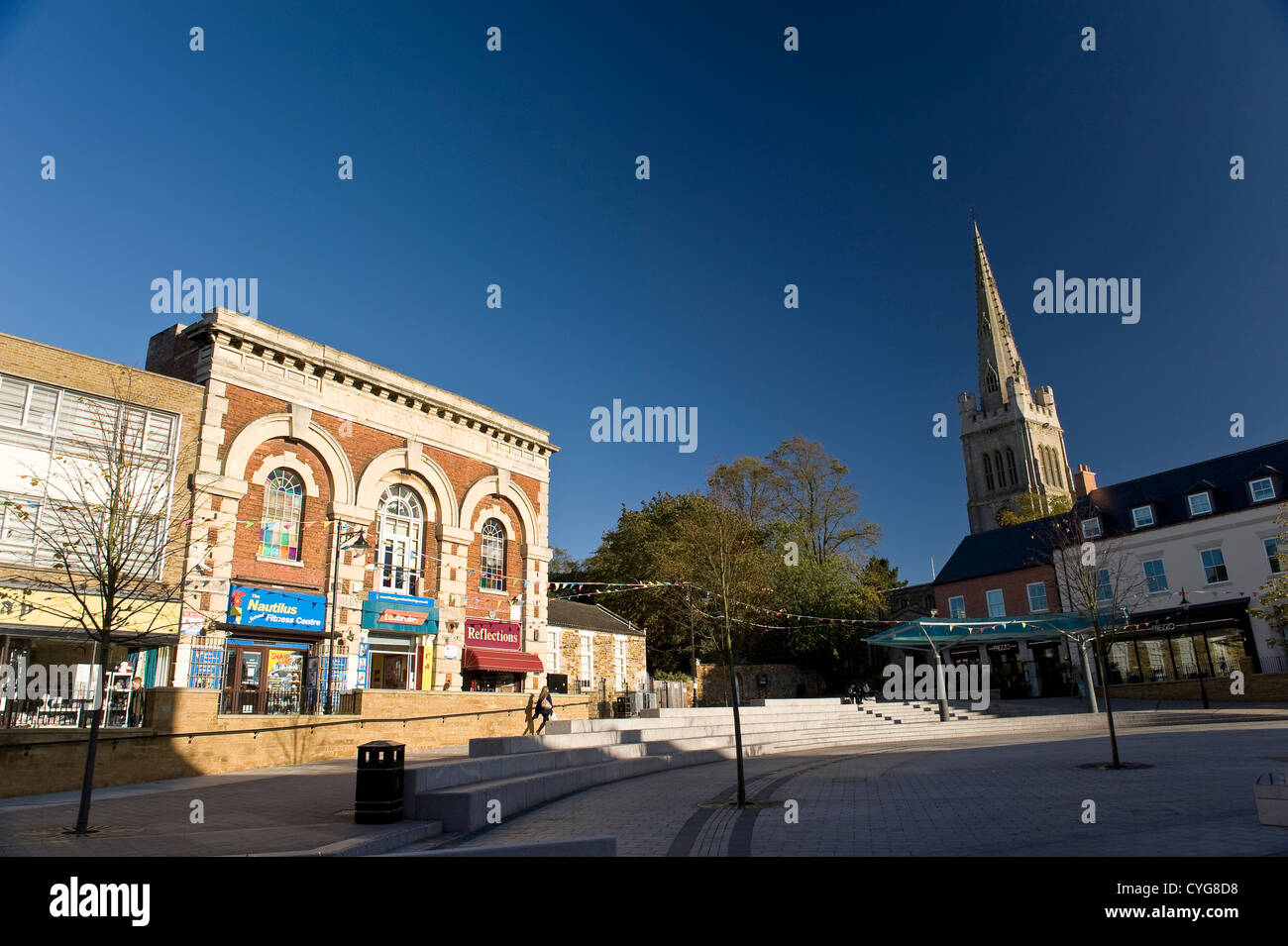 L'ancien édifice Corn Exchange et l'église paroissiale de Saint Pierre et Saint Paul dans le Northamptonshire, Kettering, UK Banque D'Images