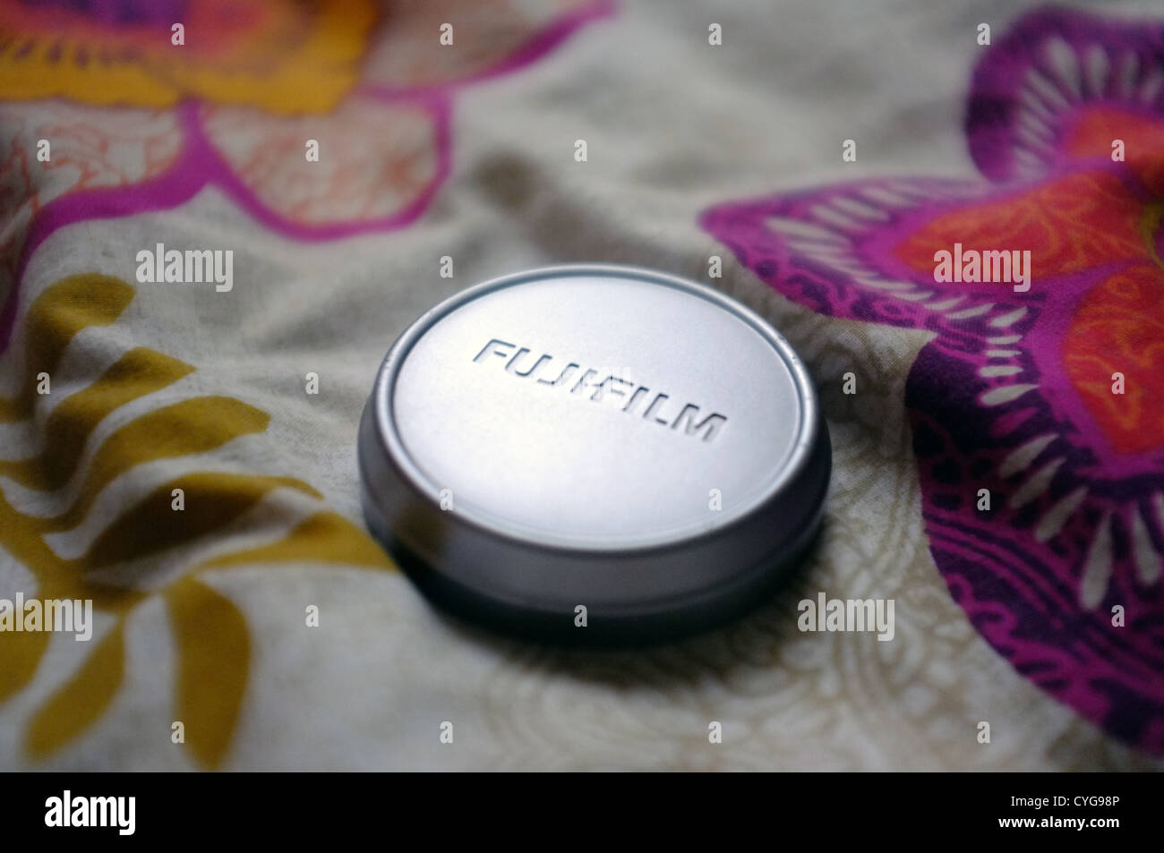 Cache de l'argent Fujifilm sur un fond à motifs. Banque D'Images