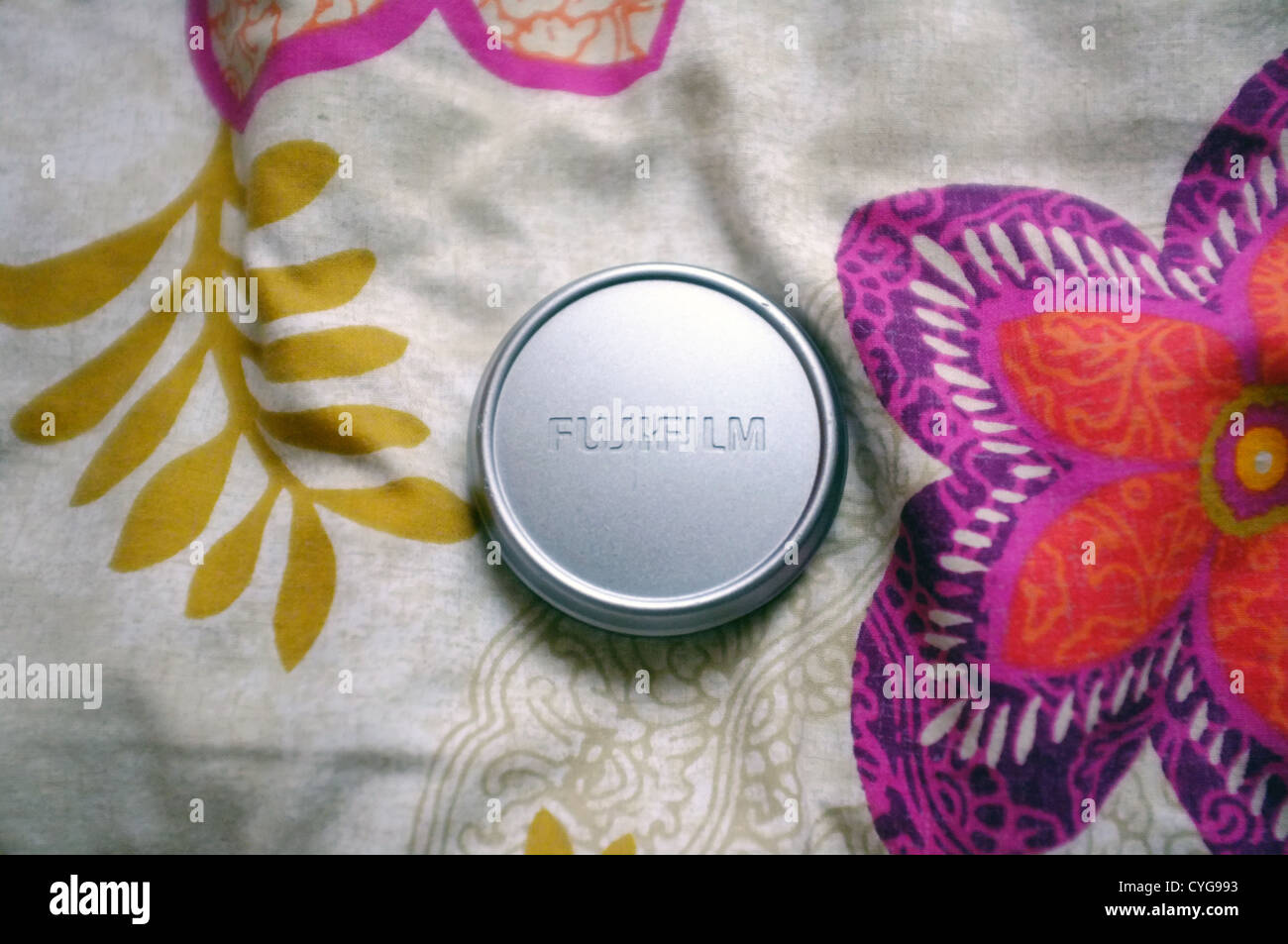 Cache de l'argent Fujifilm sur un fond à motifs. Banque D'Images