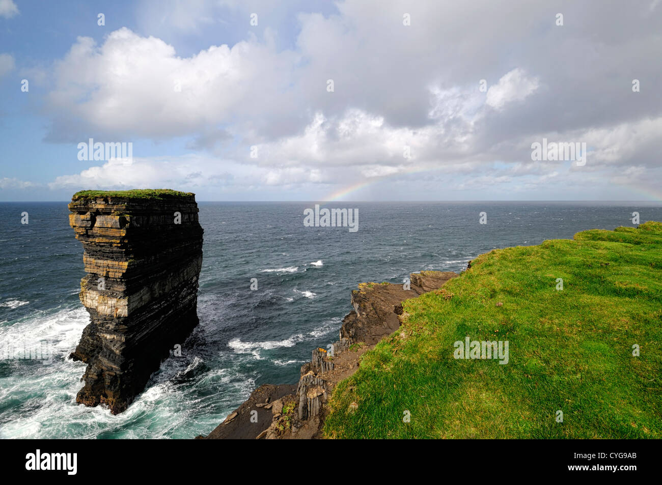 Dun Briste Downpatrick Head mer côte littoral falaise paysage côtier Mayo Irlande pile pile mer océan atlantique Banque D'Images