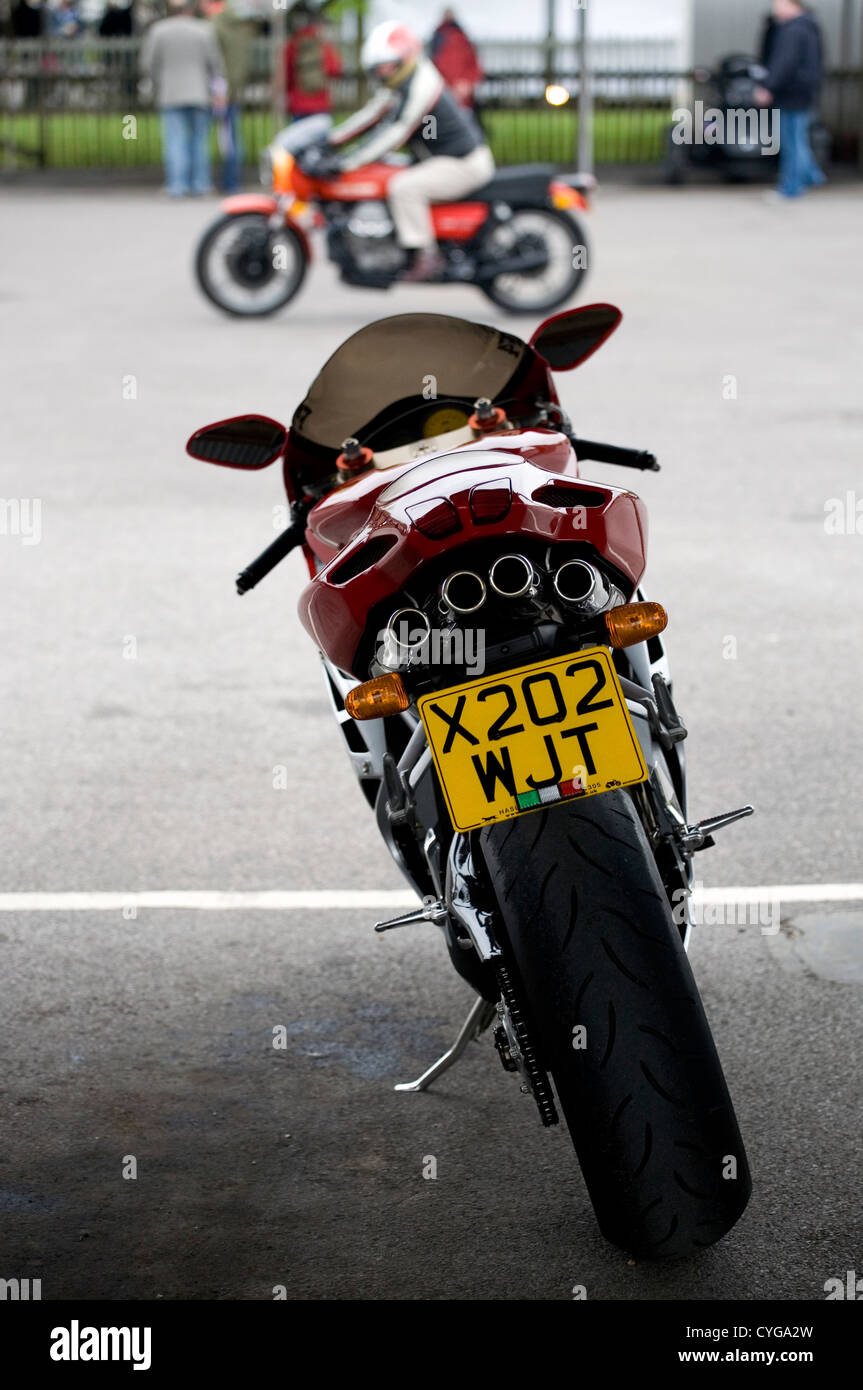 L'arrière de superbike avec quatre exhausts. Banque D'Images