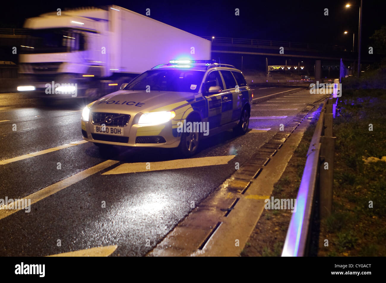 Voiture de police la nuit Banque D'Images