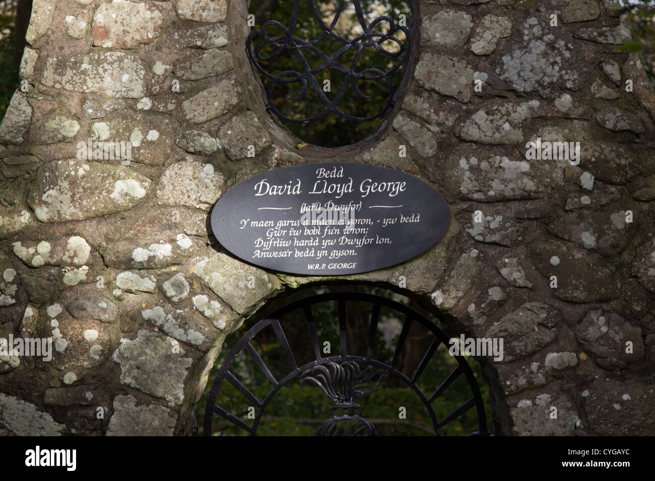 Plaque avec Welsh englyn, sur l'entrée de la tombe de David Lloyd George à Llanystumdwy Banque D'Images