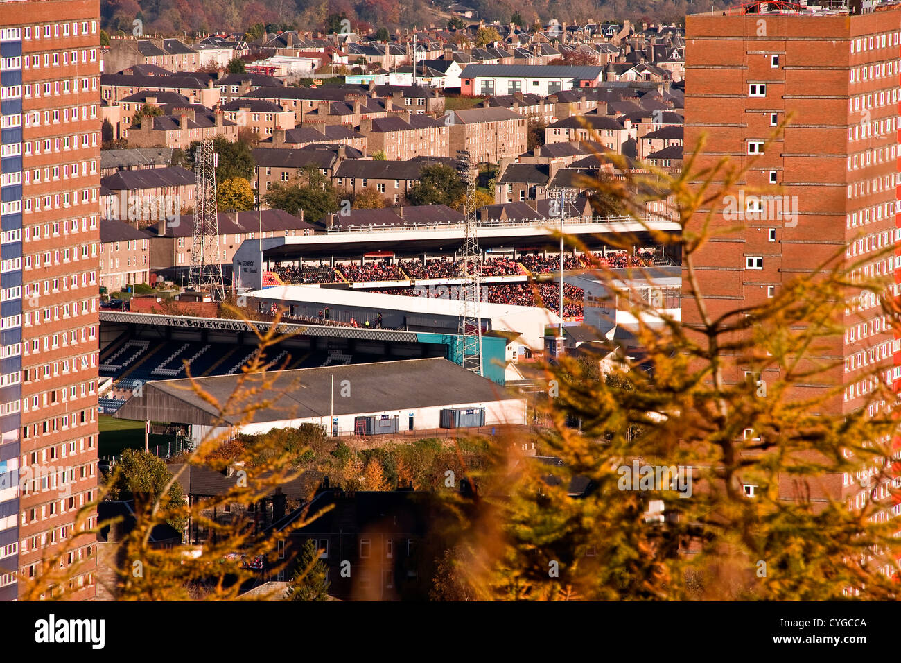 Des foules de fans de football, le soutien de l'équipe locale des Dundee" sur "Tannadice Park" à l'occasion d'un match à Dundee, Royaume-Uni Banque D'Images