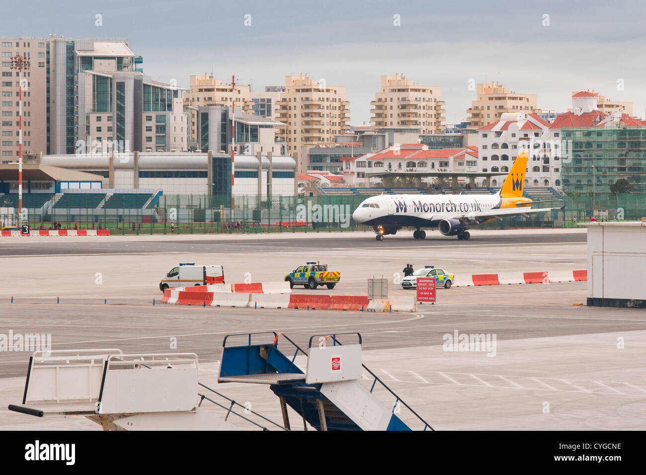 Un Monarch Airlines Airbus A320 transportant des passagers en provenance de Manchester, à l'atterrissage à l'aéroport de Gibraltar. Banque D'Images