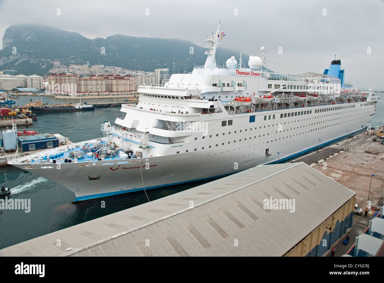Bateau de croisière de rêve aux côtés de la Thomson Cruise terminal à un ciel nuageux Gibraltar Banque D'Images