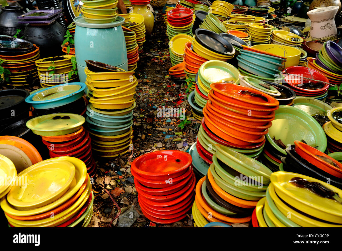 Multicolore et des milliers de pots de forme différente, Tao Hong Tai en usine de céramique, la Thaïlande Ratchaburi Banque D'Images