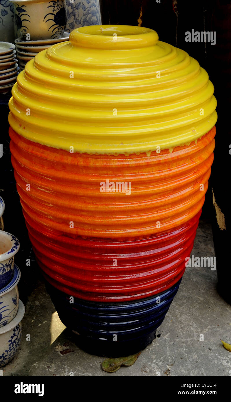 Grand pot coloré , Tao Hong Tai en usine de céramique, la Thaïlande Ratchaburi Banque D'Images