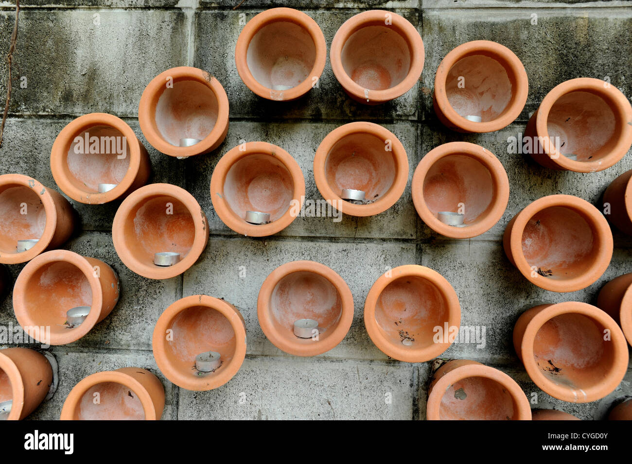 Pots suspendus sur un mur avec des bougeoirs, Tao Hong Tai en usine de céramique, la Thaïlande Ratchaburi Banque D'Images