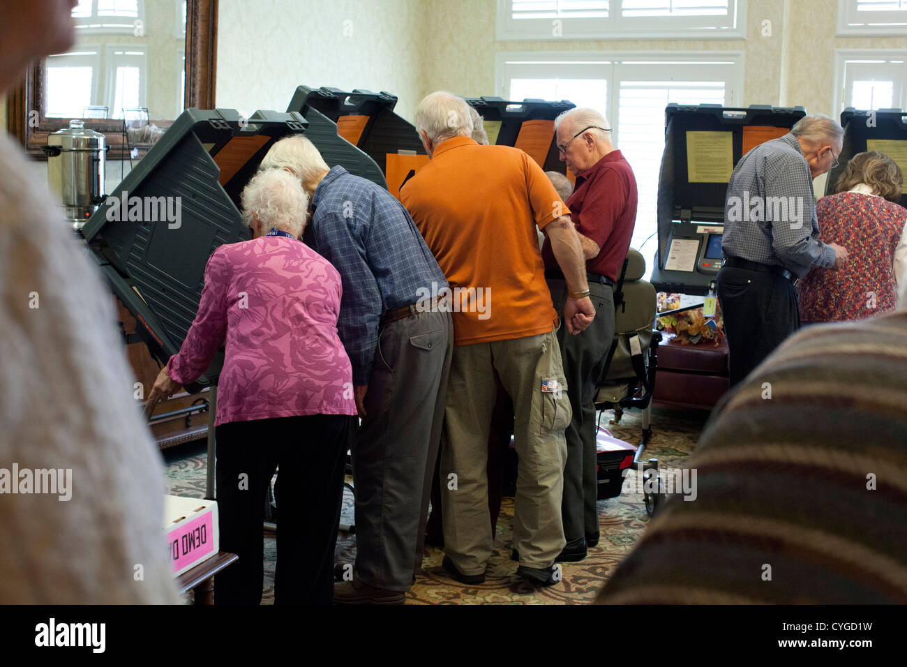 Les personnes âgées participent au vote anticipé à un centre d'aide à la vie à Austin TX à l'avance de l'élection générale du 6 novembre Banque D'Images