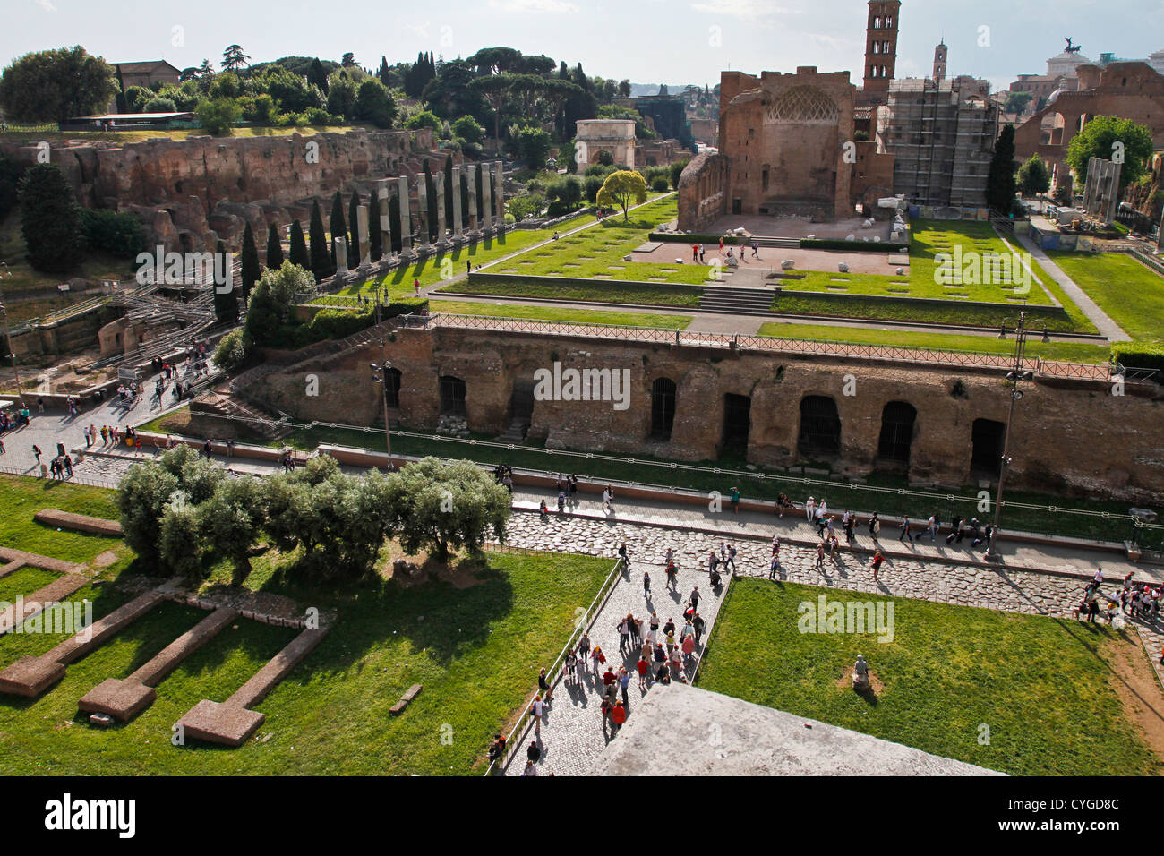 Temple de Vénus et de Rome , Via Sacra, et l'Arc de Titus vue depuis le troisième niveau du Colisée Banque D'Images