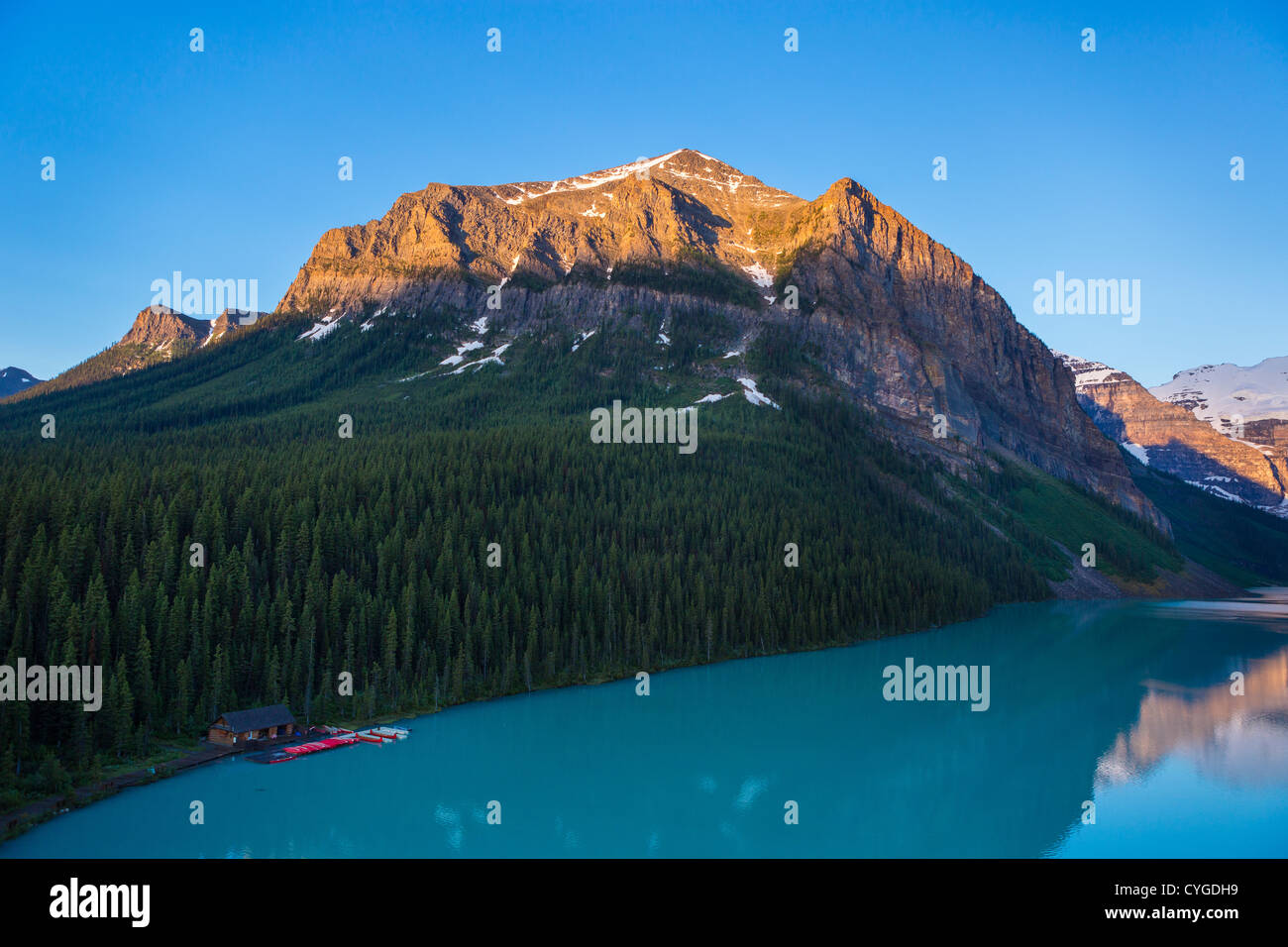 L'ALBERTA, CANADA - Lake Louise, un lac glaciaire dans le parc national de Banff. Banque D'Images