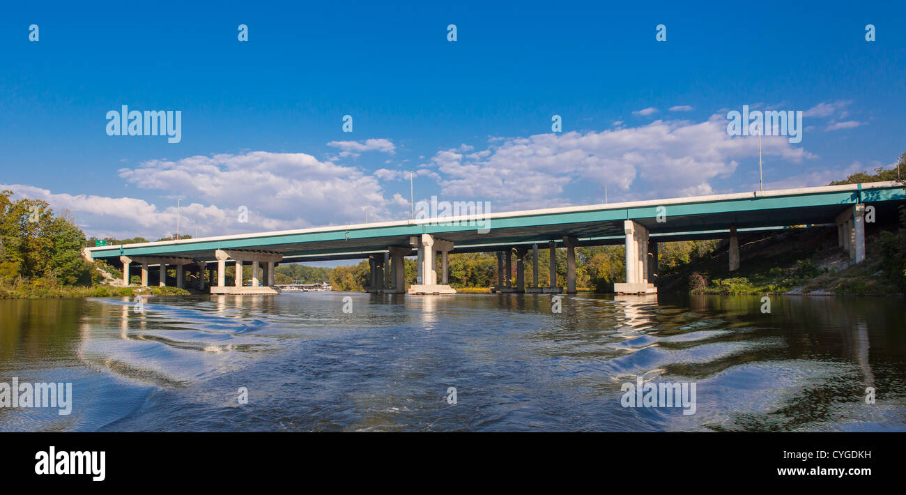 OCCOQUAN, Virginie, USA - Interstate bridge plus Occoquon River. Banque D'Images