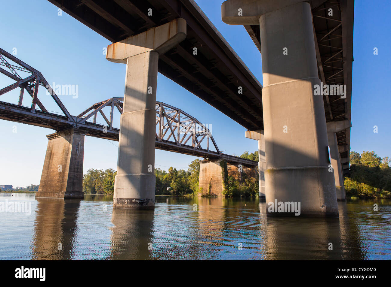 OCCOQUAN, Virginie, USA - infrastructure et de l'appui des jetées et des ponts sur la route de fer Occoquon River. Banque D'Images
