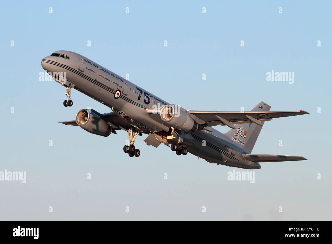 Royal New Zealand Air Force Boeing 757-200 transport VIP avec marquages 75e anniversaire Banque D'Images