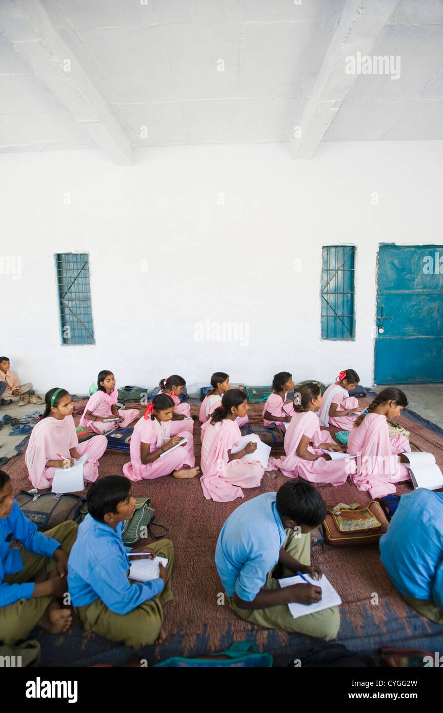 Scène de classe dans une école rurale Banque D'Images