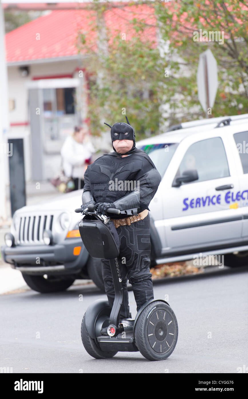 Bethlehem, Pennsylvanie, USA, 04 Nov 2012. Participant habillé en Batman sur un Segway. Le défilé annuel de Bethléem Halloween a eu lieu à Bethléem, dimanche après-midi, une semaine après avoir été reportée en raison de l'Ouragan Sandy. Banque D'Images