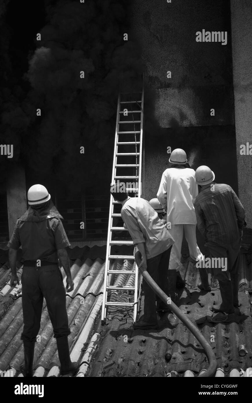 Les pompiers au cours d'une opération de sauvetage, Gurgaon, Haryana, Inde Banque D'Images