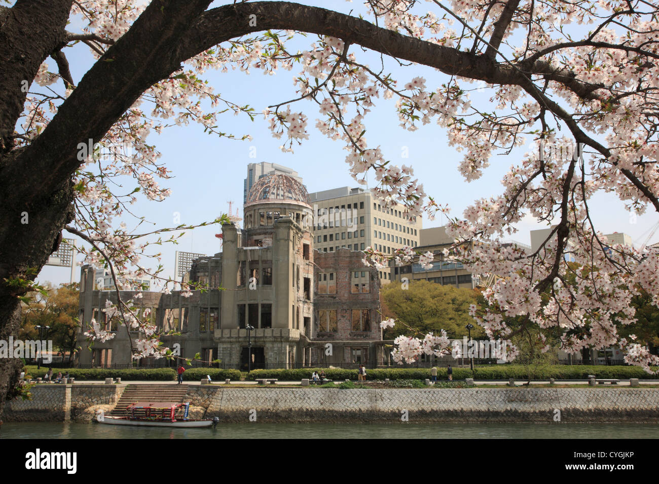 Cerisiers et le Mémorial de la paix d'Hiroshima Banque D'Images