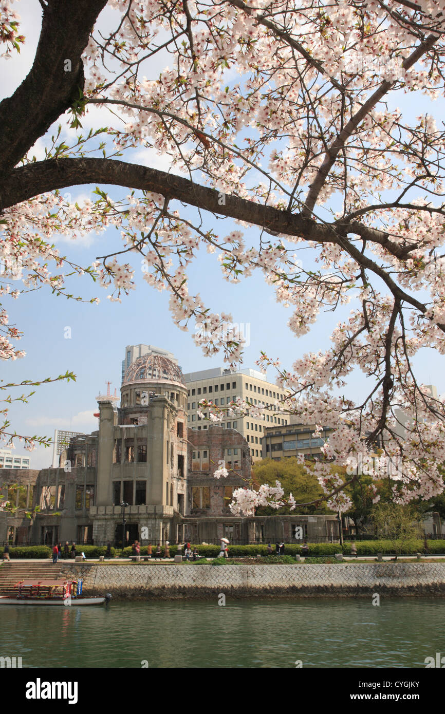 Cerisiers et le Mémorial de la paix d'Hiroshima Banque D'Images