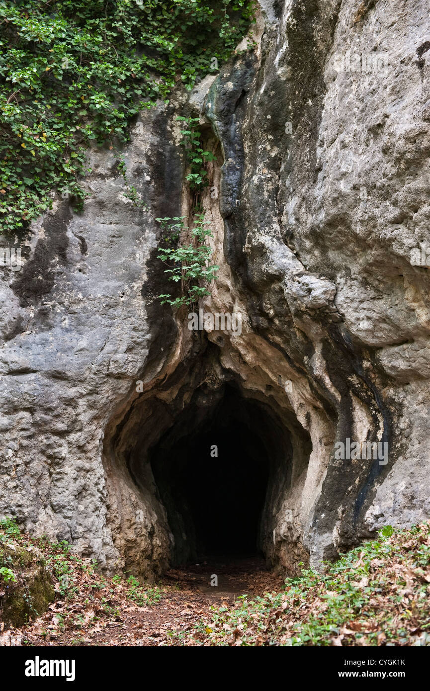 Une grotte naturelle suggestive en forme de organes génitaux féminins (la Vénétie, Italie) Banque D'Images