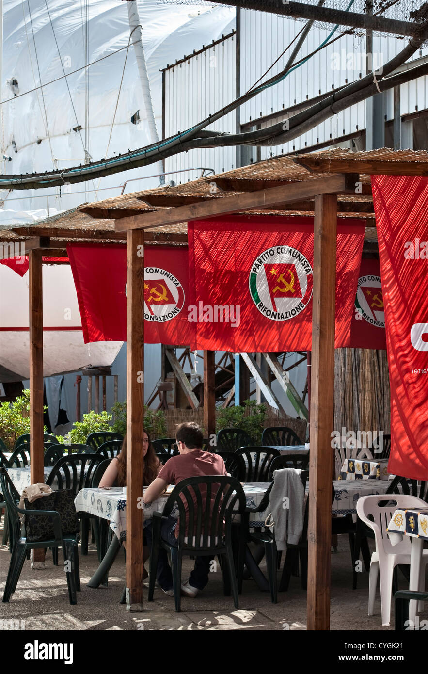 Un couple dans un restaurant communiste à Venise, Italie, le jour de mai Banque D'Images