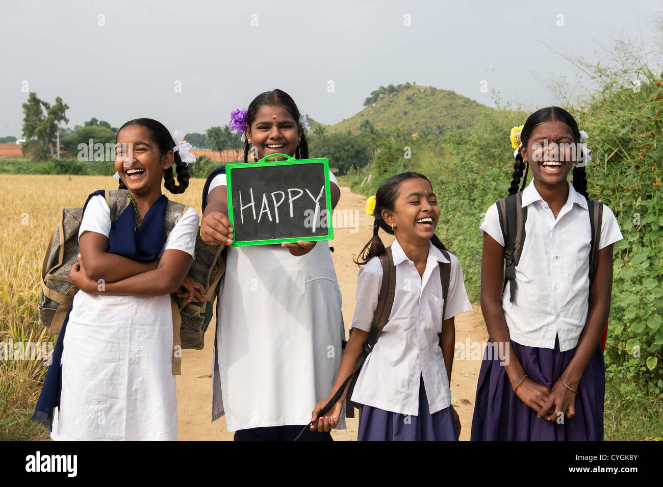 L'école indienne de rire pour la tenue d'un tableau avec écrit dessus. L'Andhra Pradesh, Inde Banque D'Images