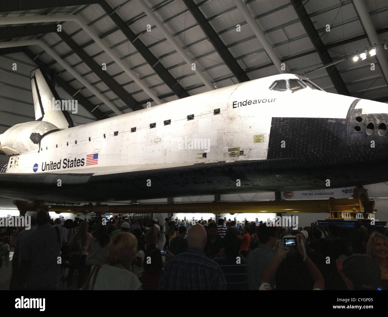 4 novembre 2012 - Hollywood, Californie, États-Unis - J15552CHW .California Science Center présente Spacefest 2012 avec l'ouverture de la Samuel Oschin Pavilion comprend la navette spatiale Endeavour.California Science Center, du centre-ville de Los Angeles, CA .11/04/2012 .la navette spatiale Endeavour . 2012 (Crédit Image : © Clinton Wallace/Photos/ZUMAPRESS.com) Globe Banque D'Images