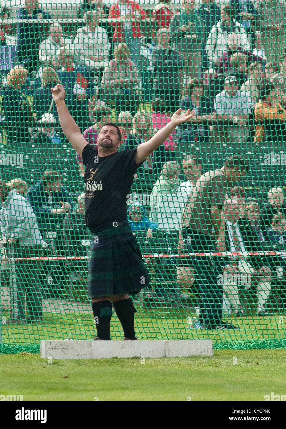 L'homme ayant jeté un marteau dans le lancer du marteau à la concurrence les Jeux des Highlands, Ecosse Banque D'Images