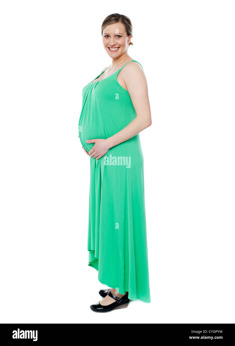 Pregnant woman posing in trendy fashion wear. Robe vert. Plus isolé sur fond blanc Banque D'Images