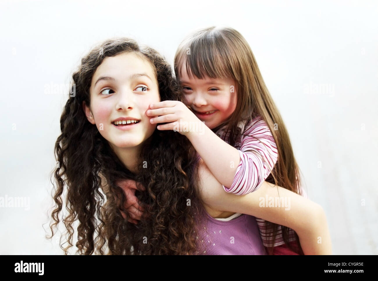 Happy little girl avec sœur Banque D'Images