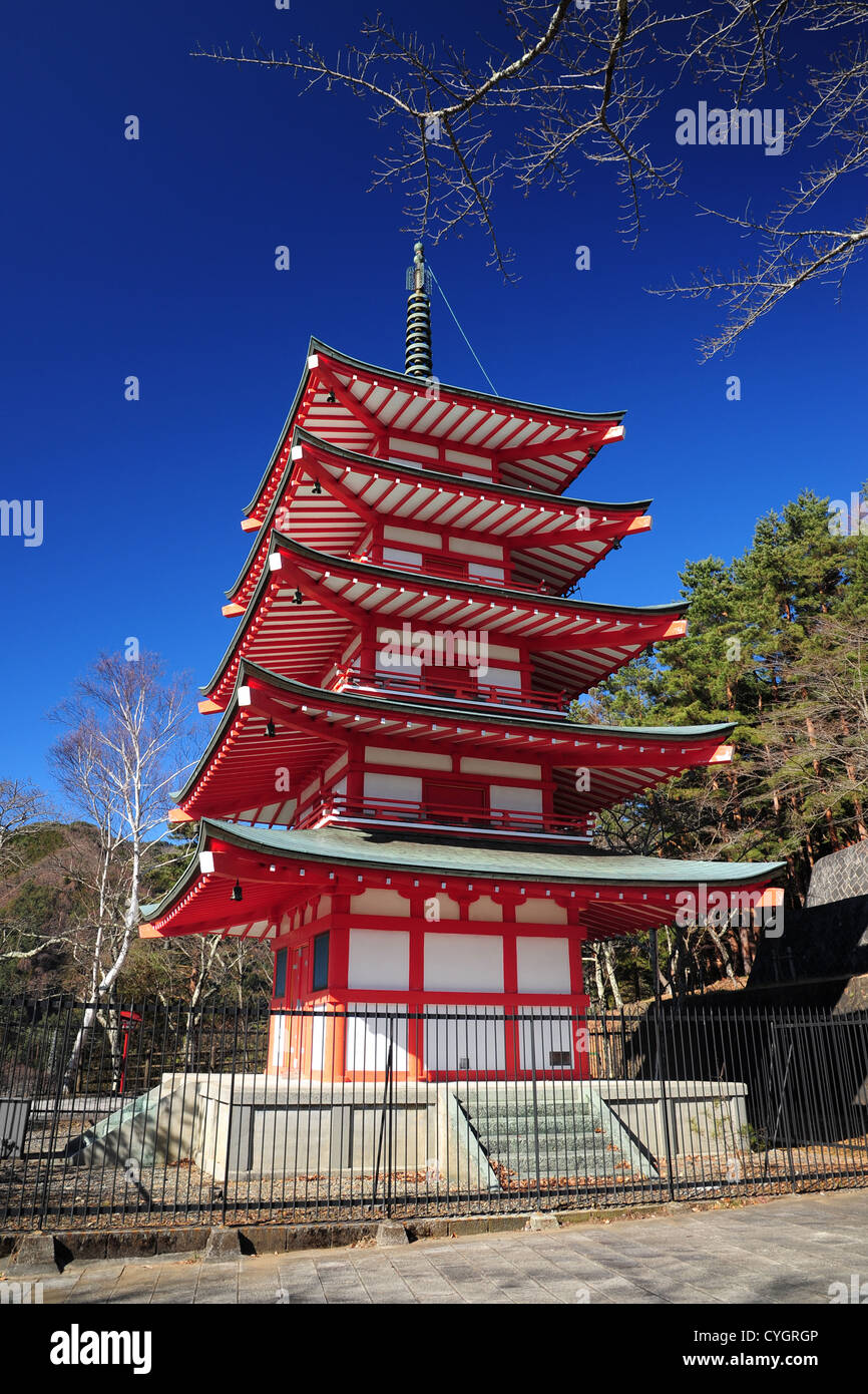 Cinq rouge pagode japonais empilés avec ciel bleu en hiver Banque D'Images