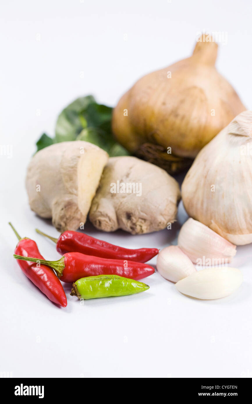 Une sélection de fruits frais et secs des herbes culinaires et les épices sur un fond blanc. Banque D'Images