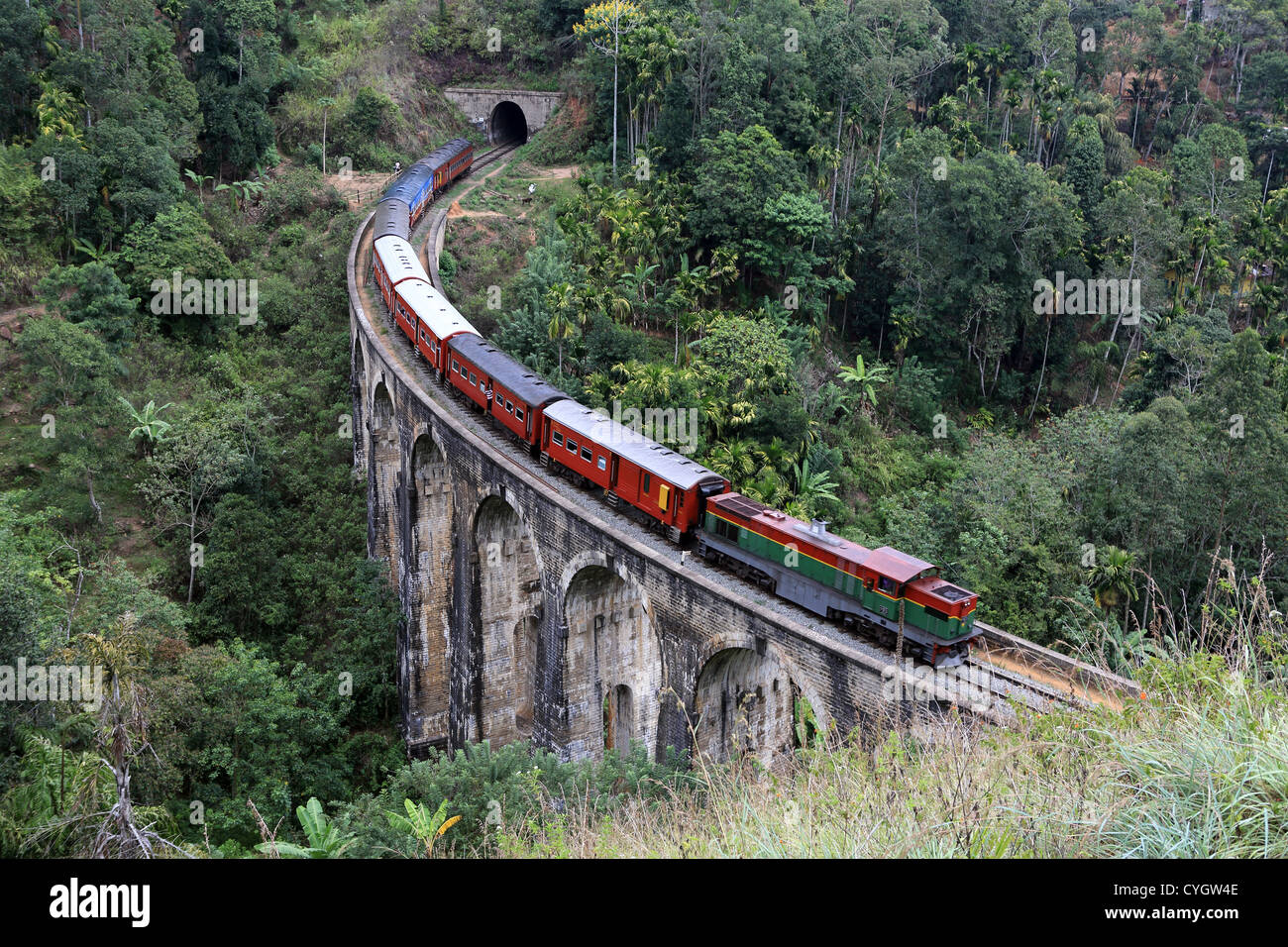 Le train de voyageurs de banlieue passant sur le pont en arc à Demorada neuf dans les hautes terres du Sri Lanka. Banque D'Images