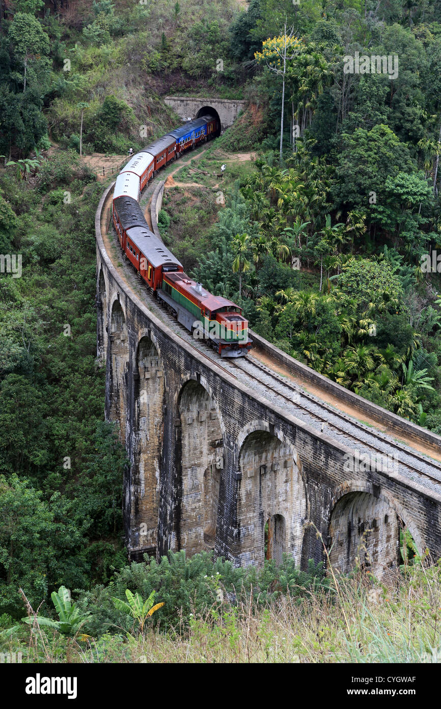 Le train de voyageurs de banlieue passant sur le pont en arc à Demorada neuf dans les hautes terres du Sri Lanka. Banque D'Images