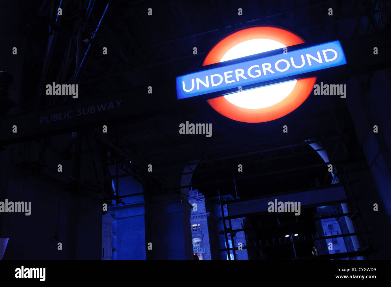 London Underground sign at night Banque D'Images