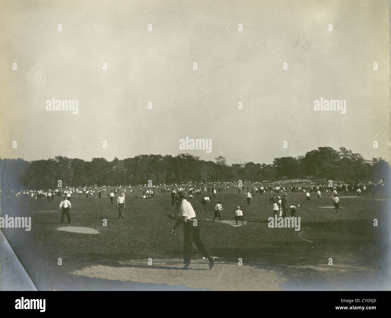 Vers 1900 Photo de joueurs de baseball townie exerçant dans un parc public. Emplacement inconnu, probablement la Nouvelle Angleterre, USA. Banque D'Images