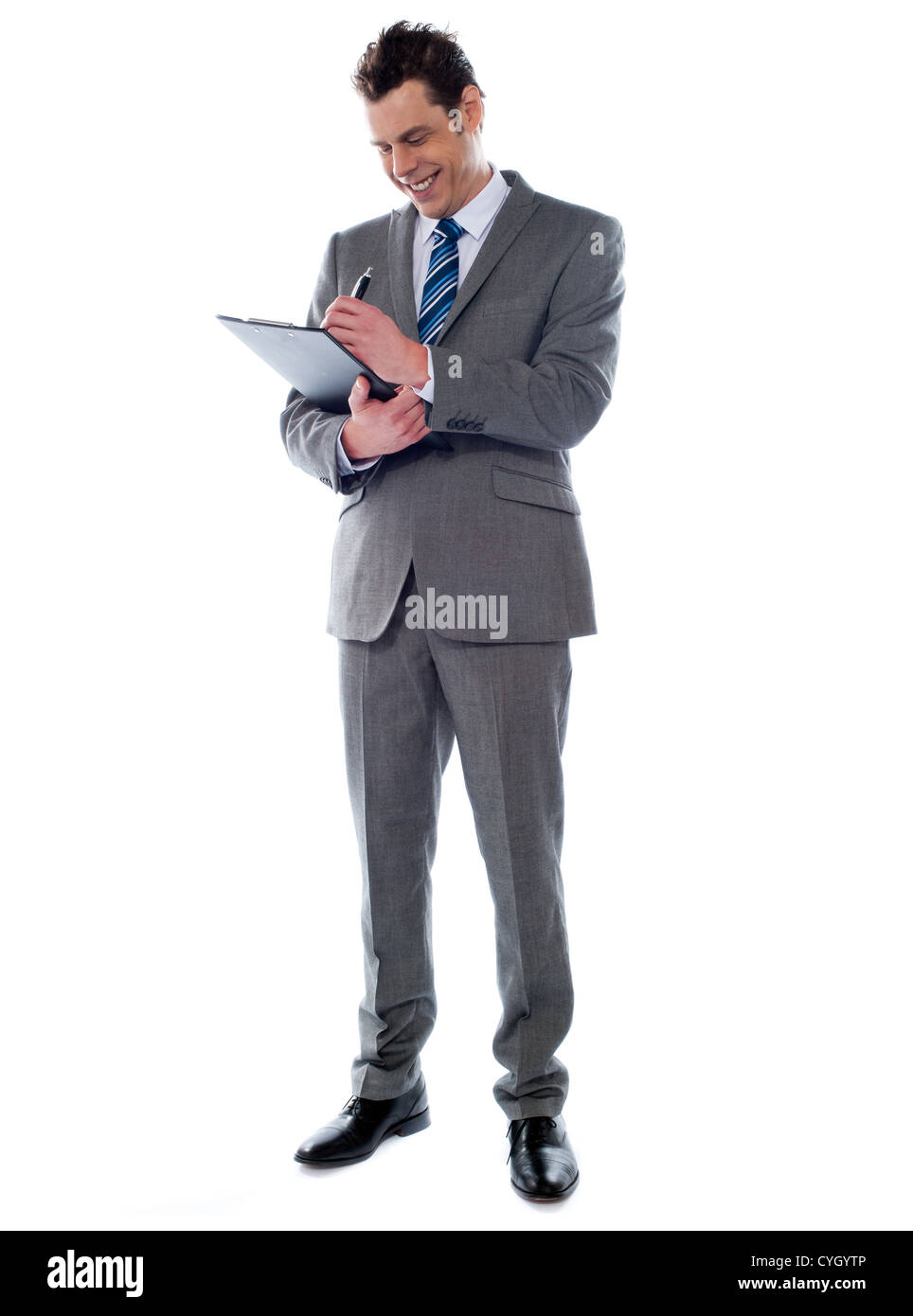 Portrait d'un homme d'affaires réussi à écrire des notes sur le presse-papiers isolé sur fond blanc Banque D'Images