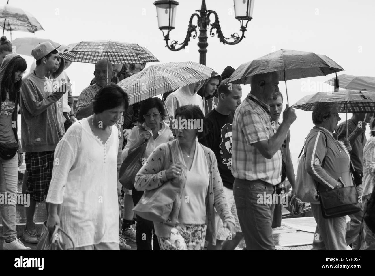 Des foules de touristes dans les fortes pluies. Front.Italie Venise Banque D'Images