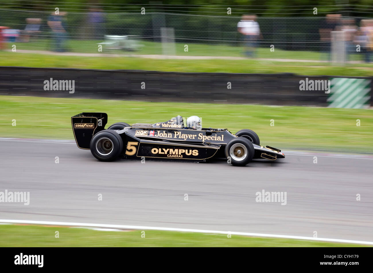 79 Type de voiture de course Lotus de Formule 1 sur une piste de course à Brands Hatch. Banque D'Images