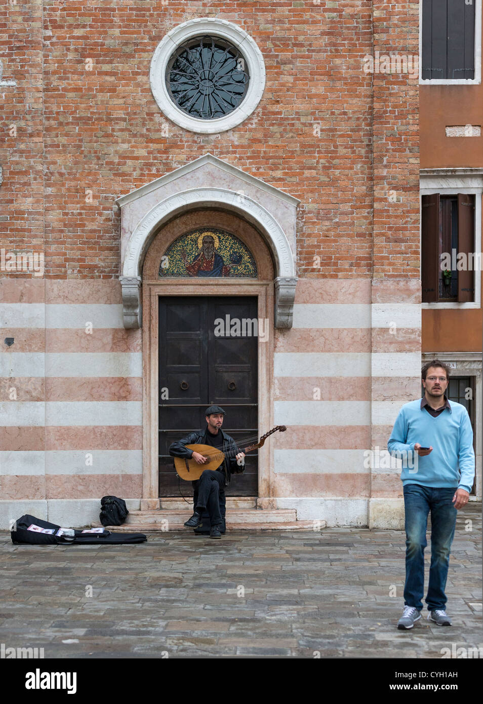 Un musicien de rue jouant un luth à long manche avec une deuxième série de cordes unfretted Banque D'Images