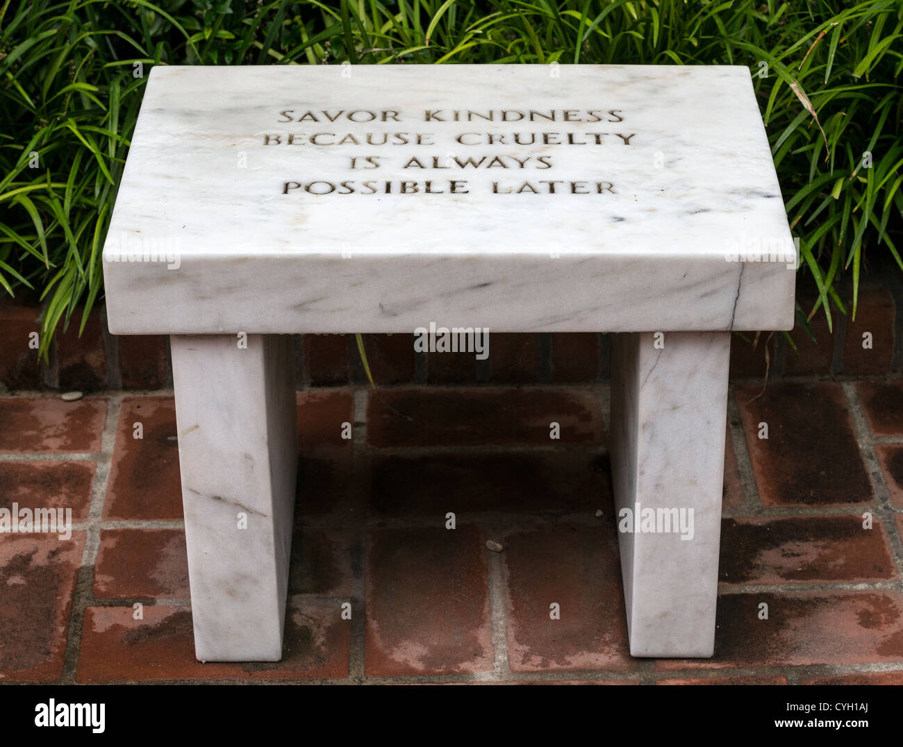 Un tabouret ou table basse en marbre blanc étant donné par l'artiste Jenny Holzer à la collection Peggy Guggenheim à Venise. Banque D'Images